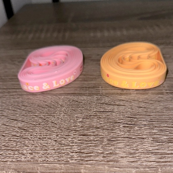 Love & peace silicone wristbands Bracelets New with out tags - Picture 2 of 3